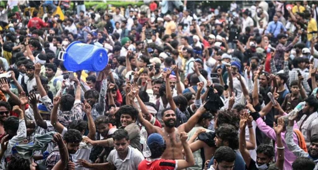 এক দাবি পূরণ, বাকি তিনে অনড় ভারতের ‘ককরোচ’