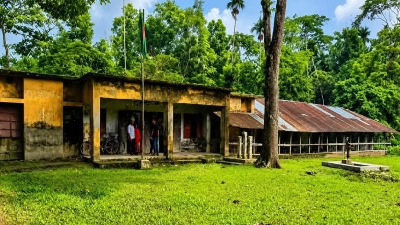 ১১ শিক্ষকের ১১ পরীক্ষার্থী, পাস করা একমাত্র শিক্ষার্থীর নামই জানেন না প্রধান শিক্ষক