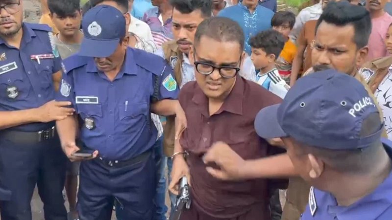 মন্ত্রীর পথসভায় পিস্তলসহ যুবক আটক, যা জানা গেল