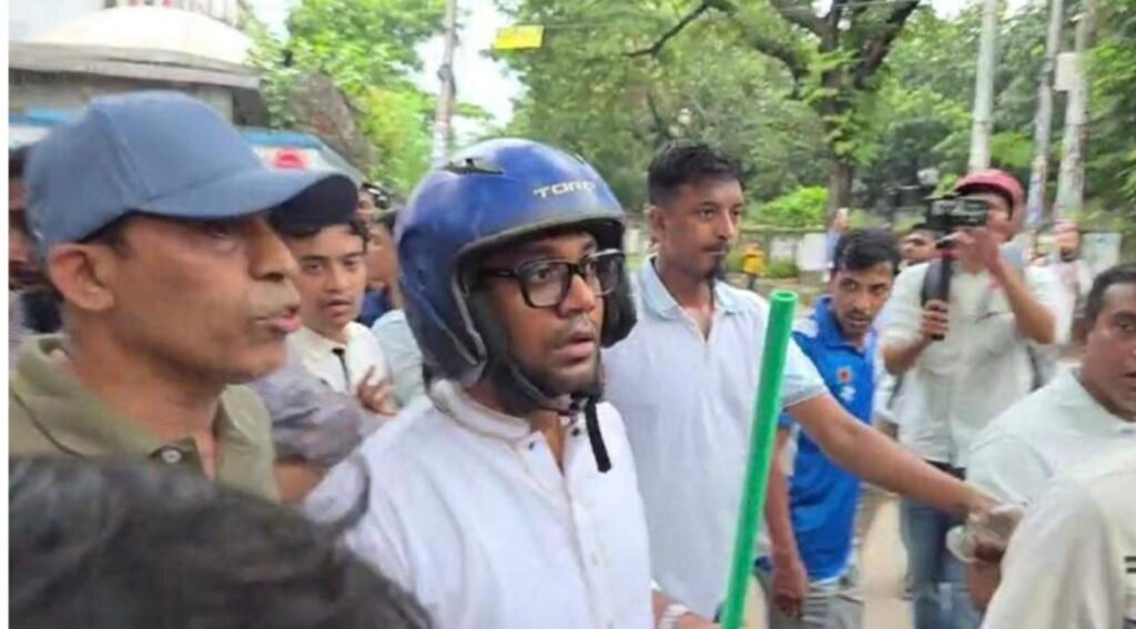 মাথায় হেলমেট, পাইপ হাতে ঢাকা আলিয়ার সামনে যুবদলের নয়ন