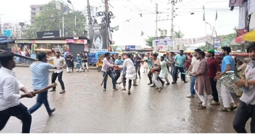 ছাত্রদল-শিবির ভয়াবহ সংঘর্ষ, আহত অনেকে