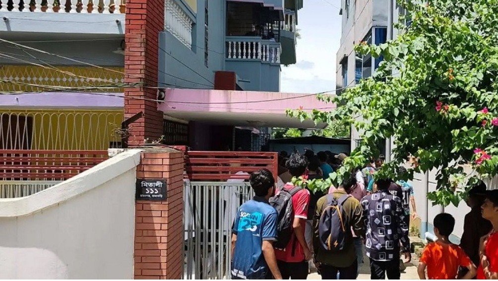 আ.লীগ নেতা, তার স্ত্রী ও গৃহপরিচারিকার গলাকাটা মরদেহ উদ্ধার