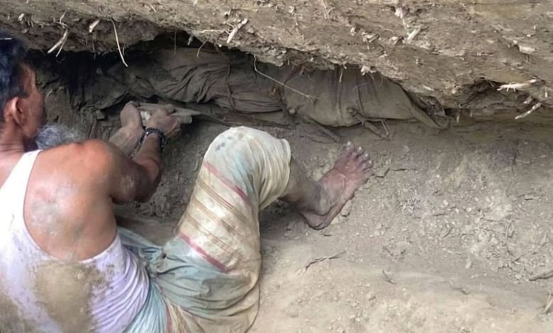 স্ত্রীর জন্য কবর খুঁড়তে গিয়ে পাওয়া গেল ২৪ বছর আগে স্বামীর অক্ষত লাশ