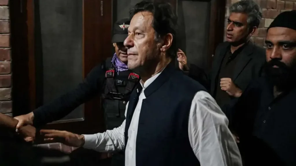 ইমরান খান বেঁচে আছেন? প্রাক্তন প্রধানমন্ত্রীর ‘মৃত্যুর খবর’ নিয়ে মুখ খুলল পাক সেনা, কী জানাল?